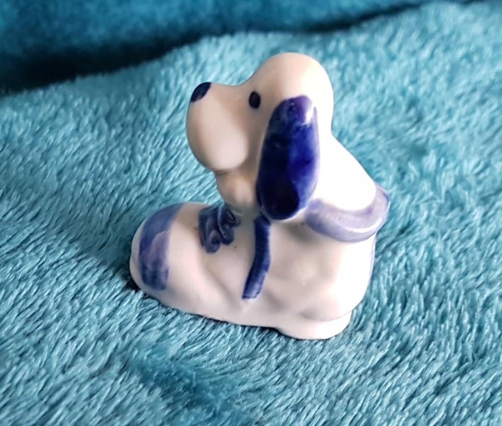 Beeldje hond in laars miniatuur. Delftsblauw stijl, Ophalen of Verzenden, Zo goed als nieuw, Dier