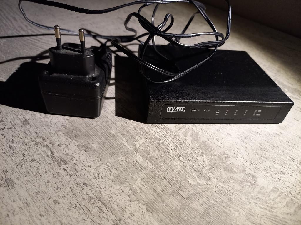 Sweex RO001 netwerk switch 4-poort, Computers en Software, Netwerk switches, Ophalen of Verzenden, Gebruikt