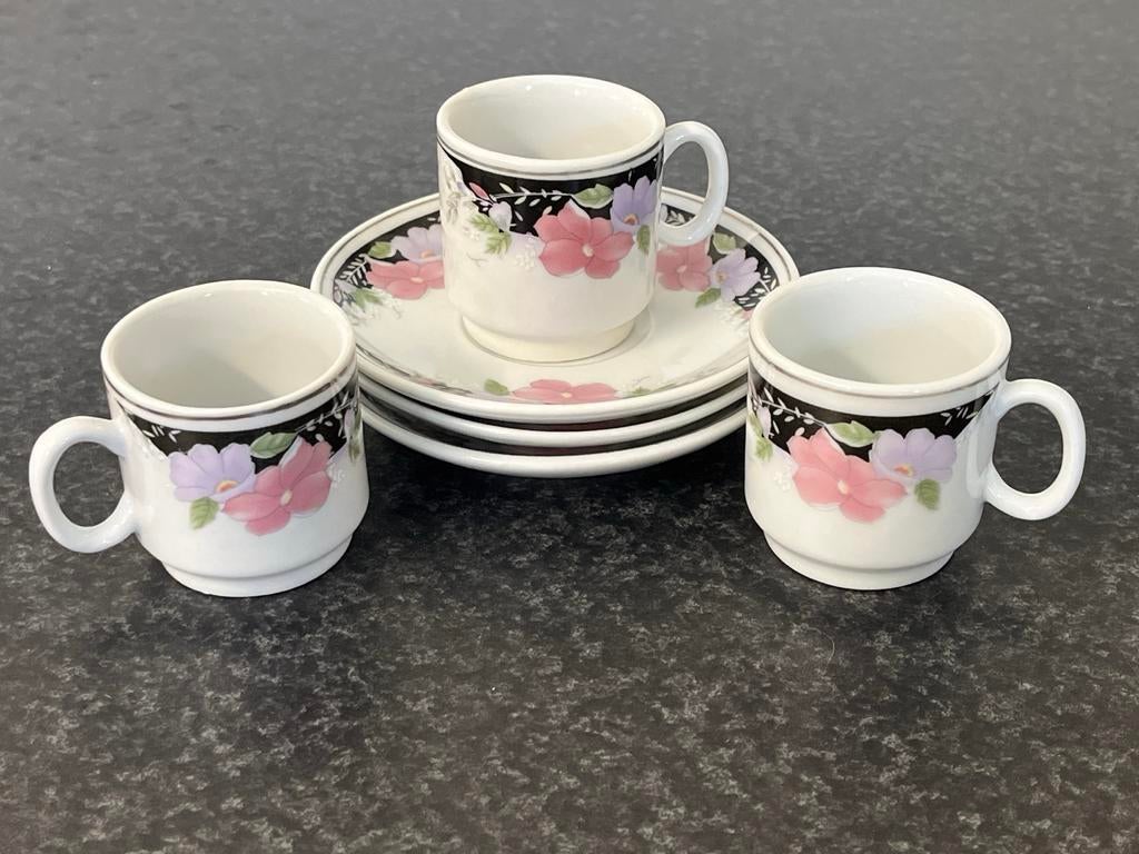 3 Porseleinen espresso kopjes en schoteltjes., Huis en Inrichting, Keuken | Servies, Ophalen of Verzenden, Zo goed als nieuw, Overige stijlen