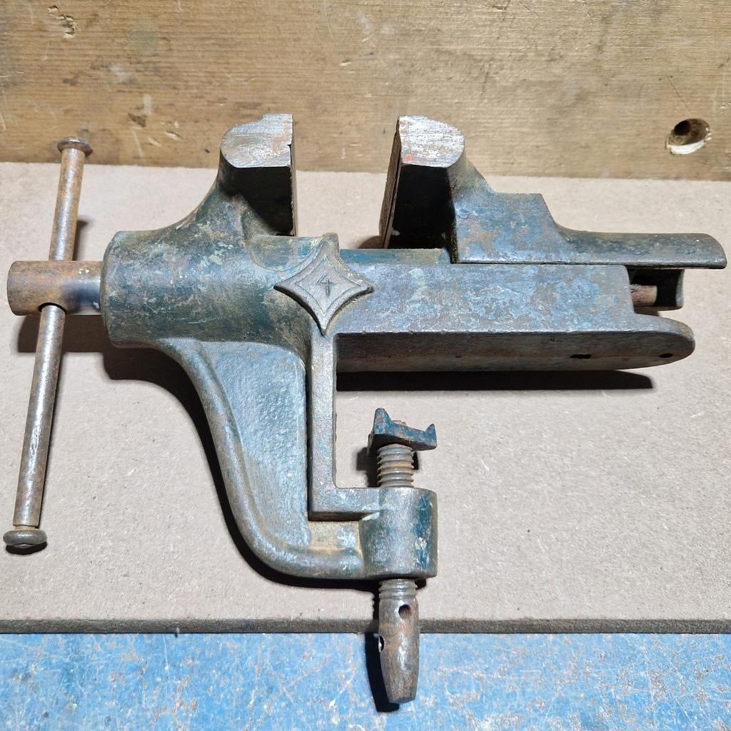 Antieke mini bankschroef  zowel functioneel als decoratief, Ophalen of Verzenden