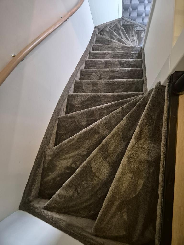 Tapijt bekleding OP = OP !, Huis en Inrichting, Stoffering | Tapijten en Kleden, Gebruikt, Bruin, 200 cm of meer, Overige vormen