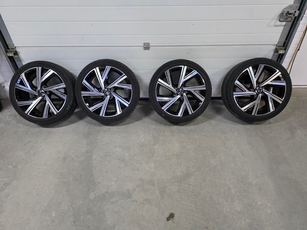Originele VW Golf 8 5H Bergamo 18 inch, Auto-onderdelen, Banden en Velgen, Ophalen, 18 inch, Gebruikt, Banden en Velgen