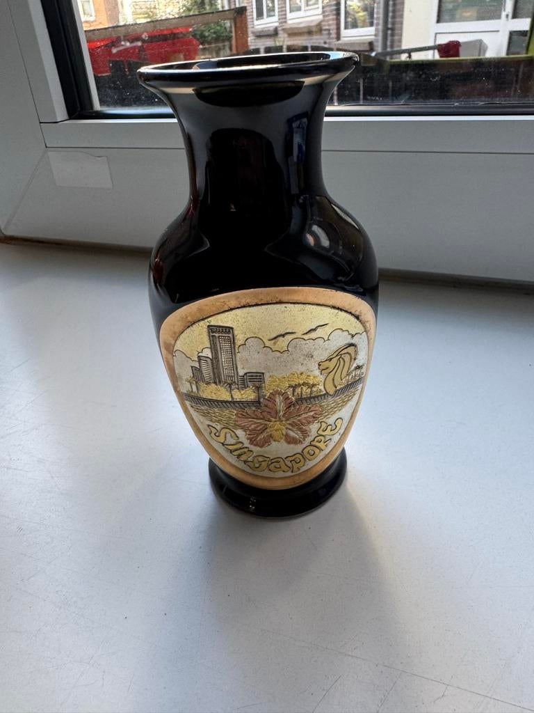 Zwarte Singapore Souvenir Vaas met Gouden Details, Antiek en Kunst, Ophalen of Verzenden