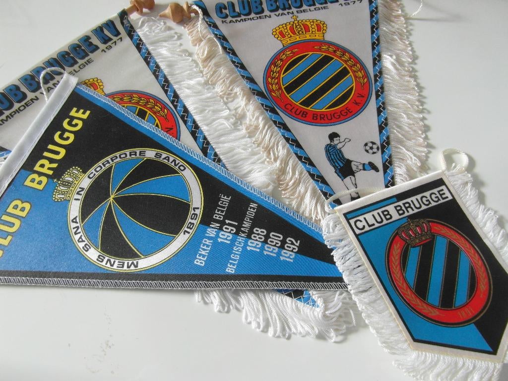 voetbal vaantjes club brugge kampioen 1977 +   4 x, Verzamelen, Sportartikelen en Voetbal, Ophalen of Verzenden, Zo goed als nieuw