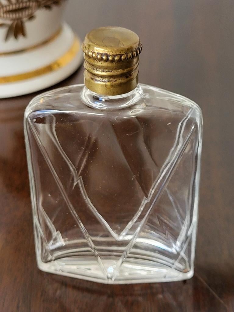 Oud geslepen glazen parfumflesje met koperen schroefdop, Ophalen of Verzenden