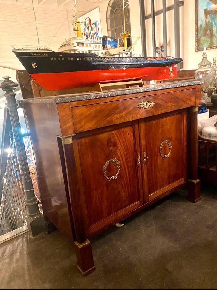 Empire, 2 deuren commode, bronzen monturen en marmer blad., Antiek en Kunst, Antiek | Meubels | Kasten, Ophalen of Verzenden