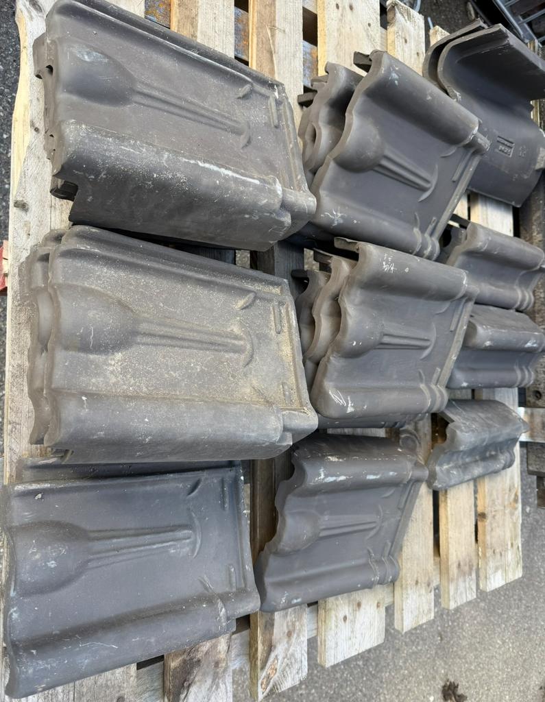 Gevel kruispannen / halve kruispannen / knikpannen, Gebruikt, Steen of Klei, Ophalen of Verzenden, A