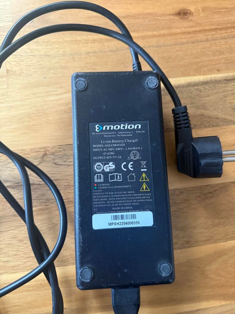e-motion Li-ion Acculader 42V - 2A (e-bike), Ophalen of Verzenden, Gebruikt