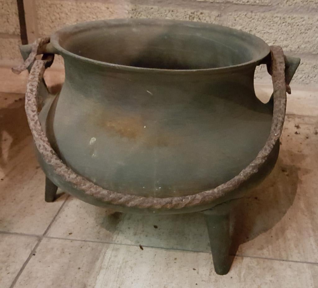 Bronzen kookpot, ijzeren hengsel, 17e-18e eeuw, Antiek en Kunst, Verzenden, Brons