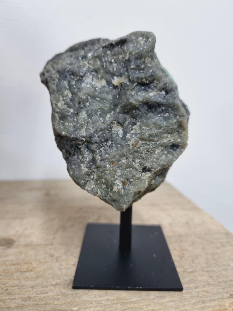Smaragd in matrix op stalen standaard, Ophalen of Verzenden, Mineraal