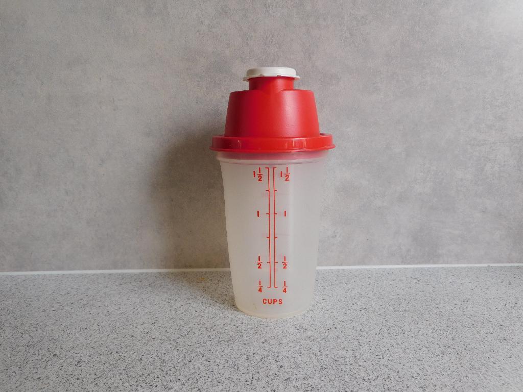 Tupperware Quickshaker 300 ml. Rood, Ophalen of Verzenden, Zo goed als nieuw, Rood, Beker of Kan