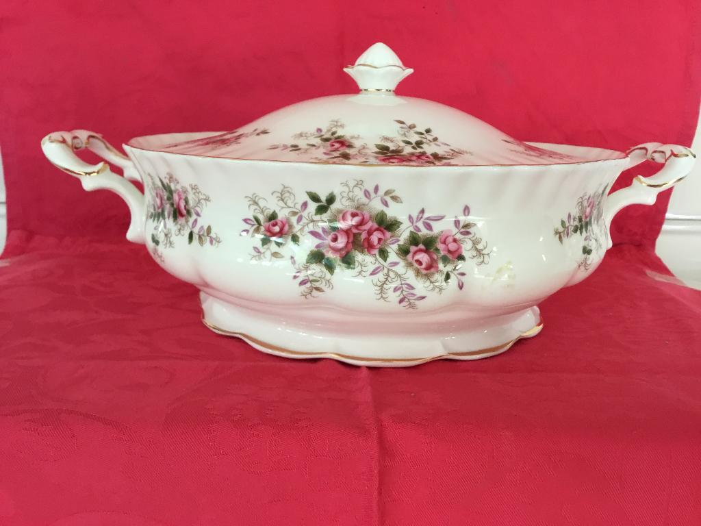 Royal Albert Lavender rose DEKSCHAAL,, Ophalen of Verzenden, Nieuw, Porselein, Bord of Schaal