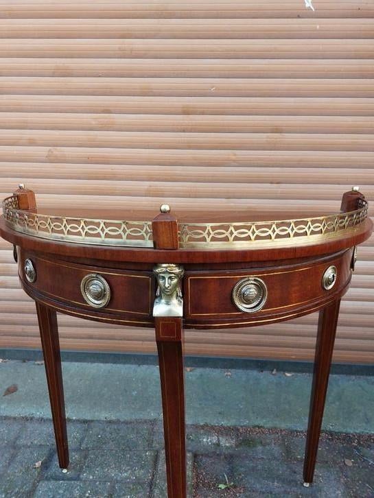 Halvemaan tafel Directoire, Ophalen