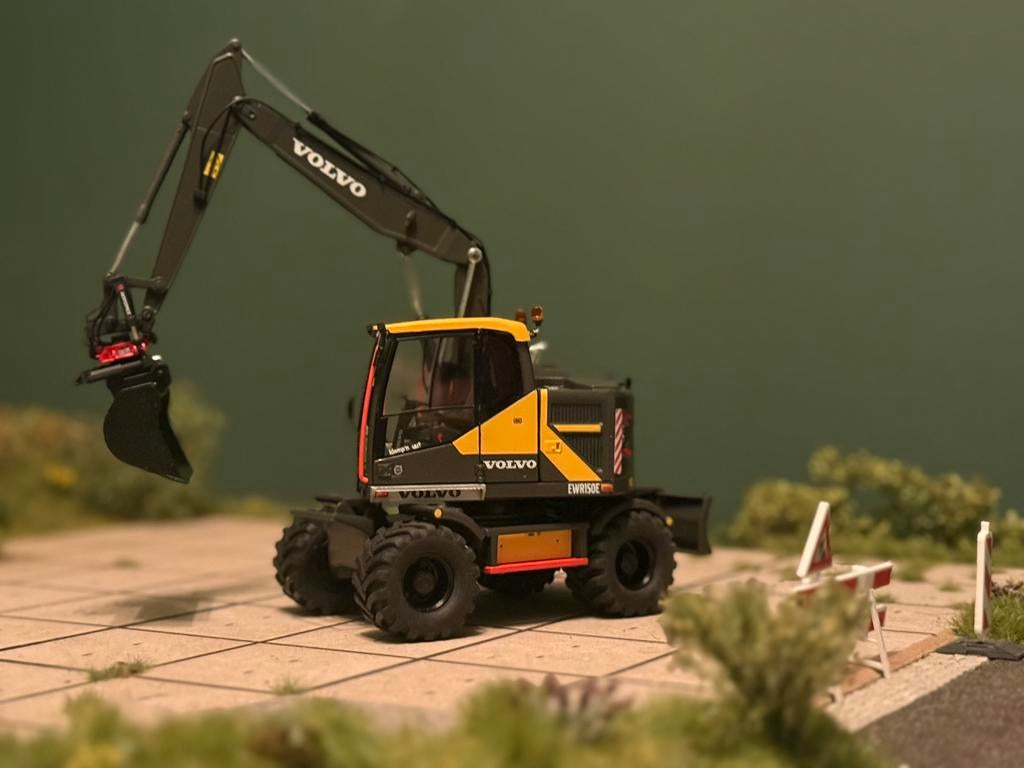 Volvo EWR 150 AT collections 1:32 verbouwd, Hobby en Vrije tijd, Modelauto's | 1:32, Ophalen of Verzenden