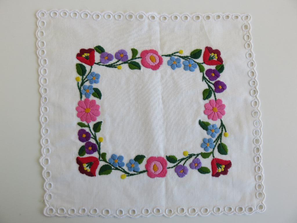 Vintage Hongaars Kalocsa sierkleedje met bloemen borduursel, Antiek en Kunst, Antiek | Kleden en Textiel, Ophalen of Verzenden