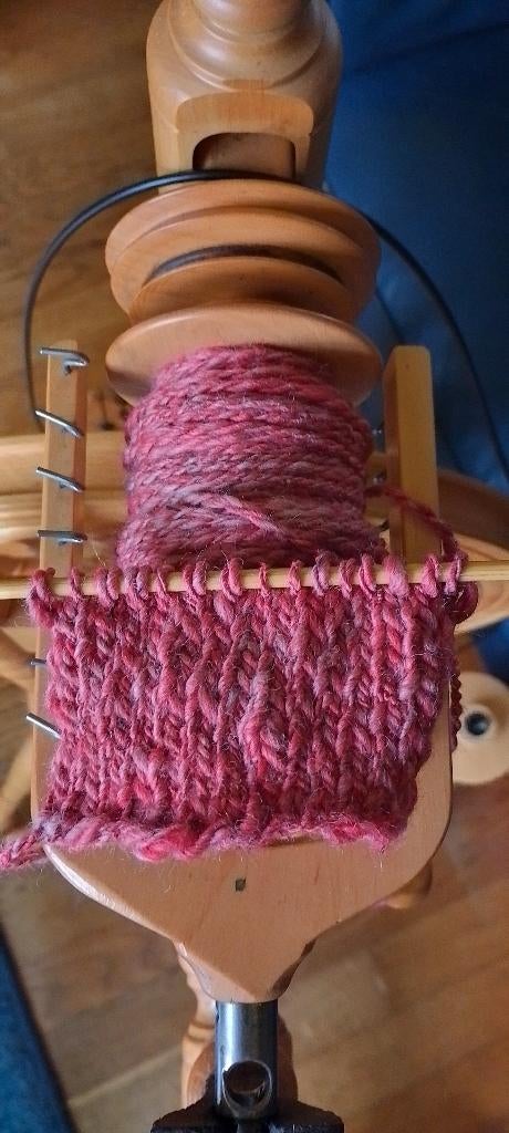 Handgesponnen wol - scheerwol rood met een beetje wit - 587g, Hobby en Vrije tijd, Breien en Haken, Ophalen of Verzenden, Nieuw