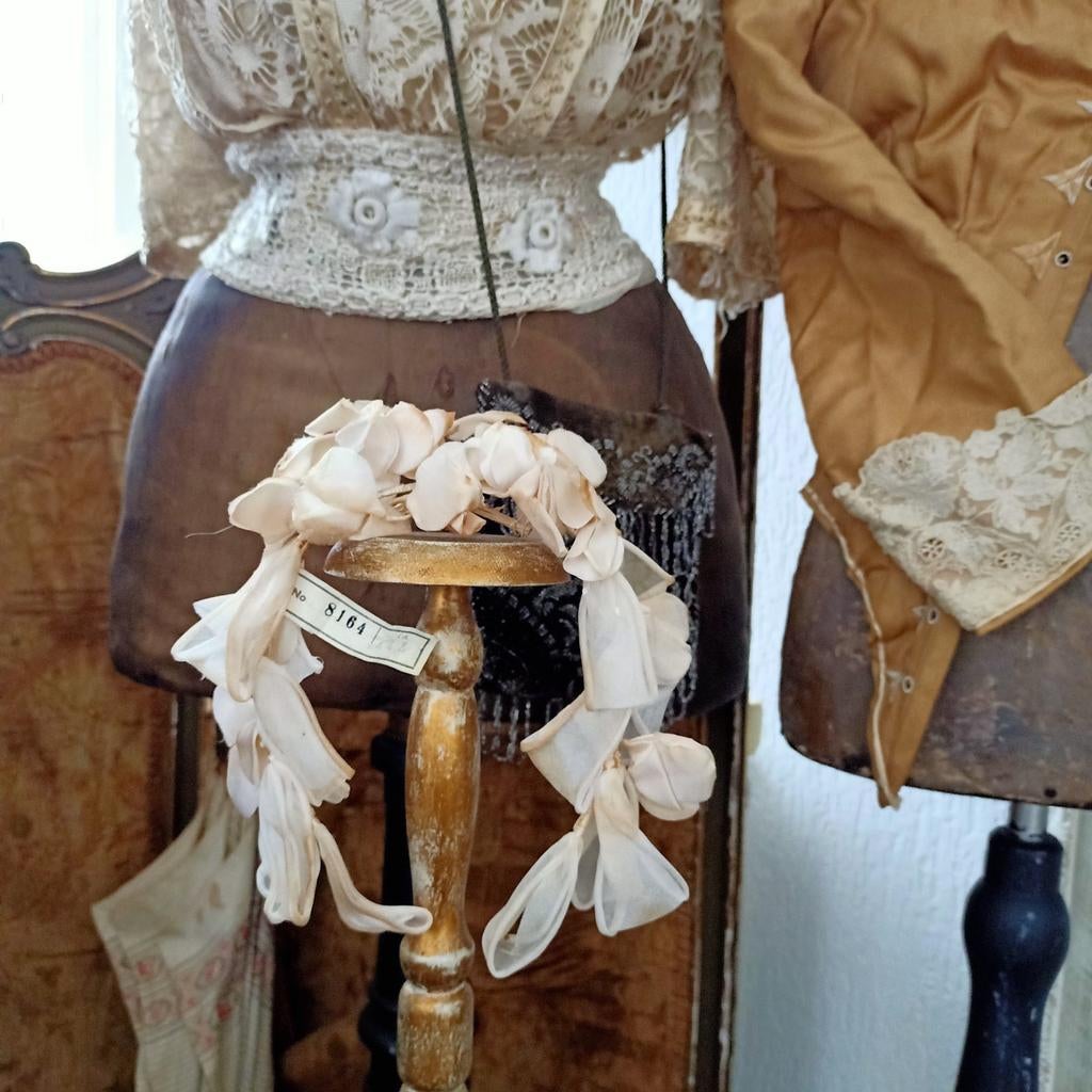 oud stoffen bruidskroontje, Antiek en Kunst, Verzenden