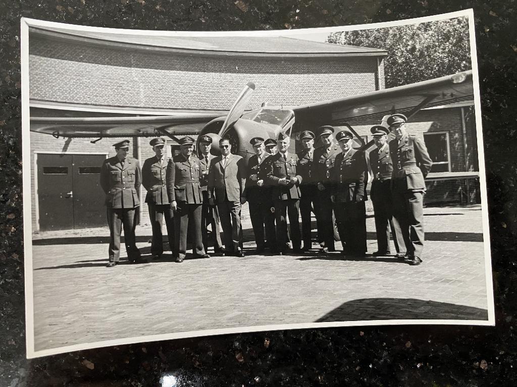 2 foto’s Fokker S-14 vliegbasis Leeuwarden in 1959., Verzamelen, Ophalen of Verzenden, Zo goed als nieuw, Kaart, Foto of Prent