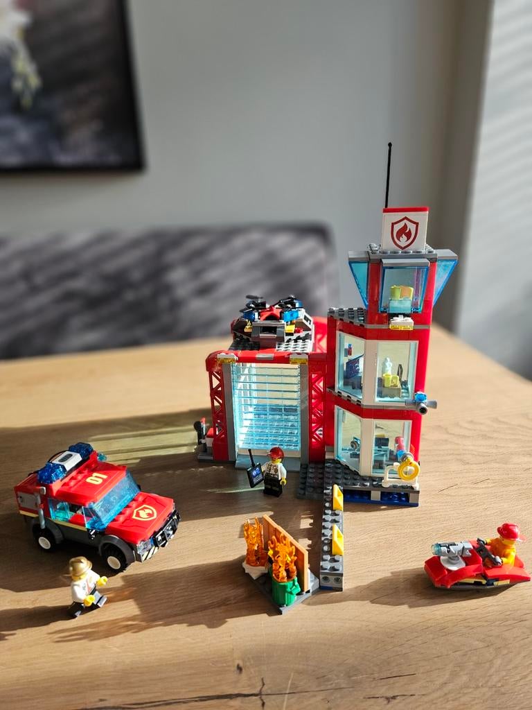 Lego City Brandweerkazerne 60215 - Zonder doos, met boekje, Ophalen of Verzenden, Zo goed als nieuw
