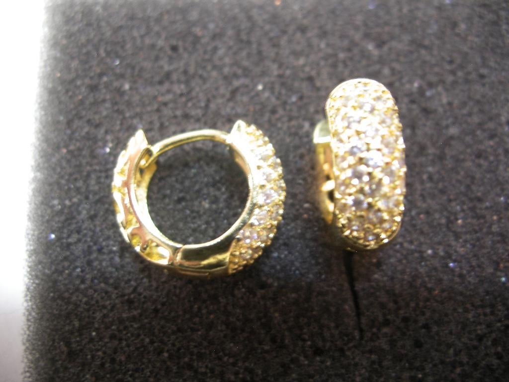 Een paar mooie Goud Vergulde Creool Oorbellen met Zirkonia, Verzenden, Goud, Oorbellen, Verguld