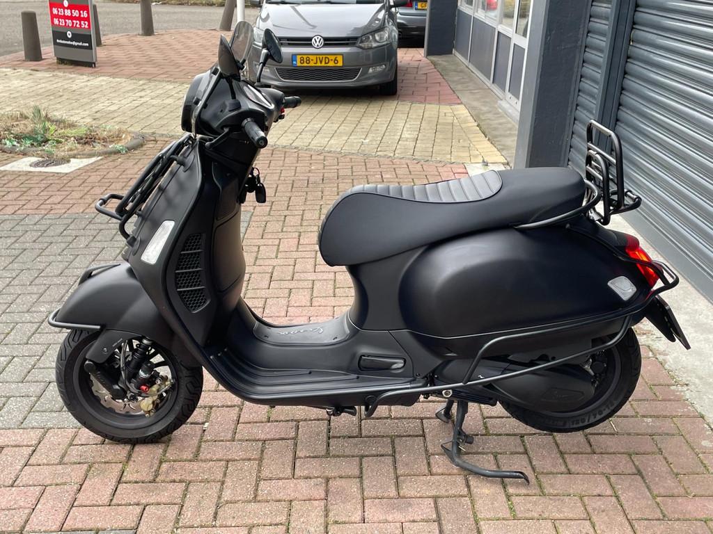 Vespa Scooter GTS 300 Super HPE Notte ABS Akrapovic | Valbeu, Motoren, Scooter, Bedrijf, 278 cc, 12 t/m 35 kW