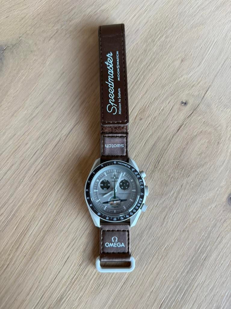 Swatch x Omega Moonswatch “Mission to Saturn”, Ophalen, Zo goed als nieuw, Kunststof, Swatch