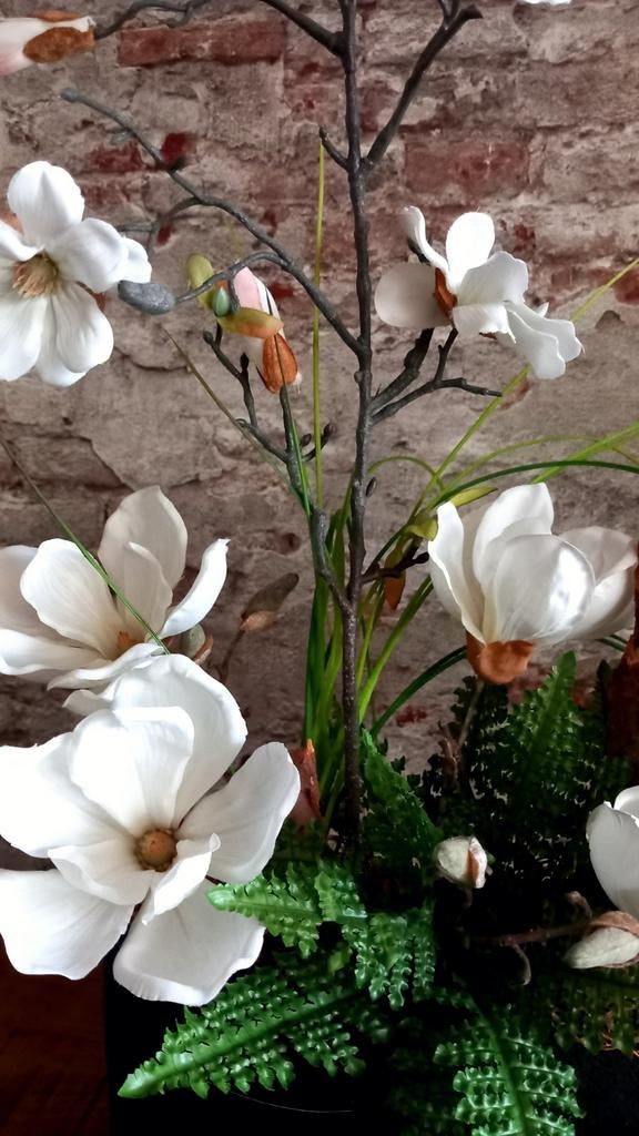 Decoratieve zwarte pot met magnolia kunstbloemen, Ophalen of Verzenden