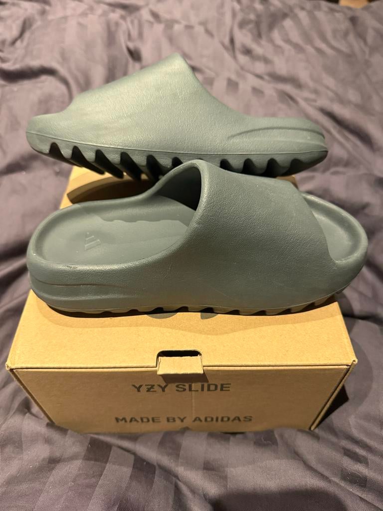 Yeezy Slides Slate Grey - Maat 38, Kleding | Dames, Schoenen, Zo goed als nieuw, Slippers, Grijs, Ophalen of Verzenden