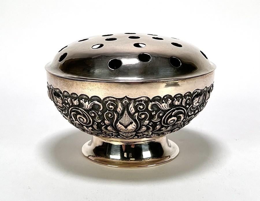 1066. Zilveren Djokja bloemsteker en schaaltje, 20e eeuw, Ophalen of Verzenden, Zilver