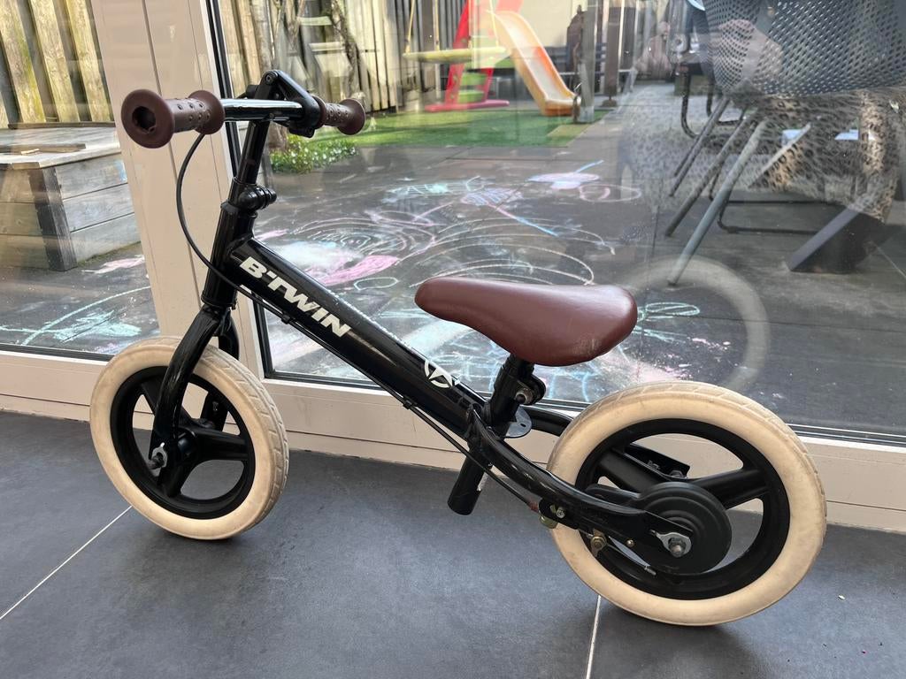 BTWIN loopfiets zwart 10 inch, Kinderen en Baby's, Speelgoed | Buiten | Voertuigen en Loopfietsen, Ophalen of Verzenden, Gebruikt