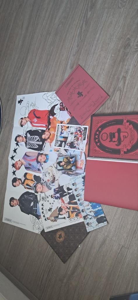 Stray Kids Albums, Verzamelen, Muziek, Artiesten en Beroemdheden, Verzenden, Zo goed als nieuw, Boek, Tijdschrift of Artikel