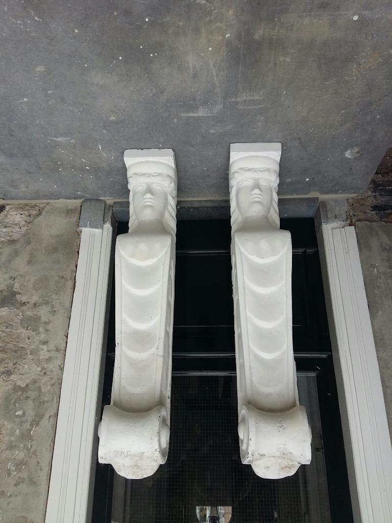 Set klassiek gipsen consoles ornamenten voor schouw of deur, Ophalen, Gebruikt