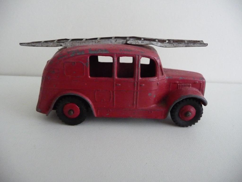 DINKY TOYS - STREAMLINE FIRE ENGINE TRUCK - No.250, Ophalen of Verzenden, Gebruikt, Bus of Vrachtwagen