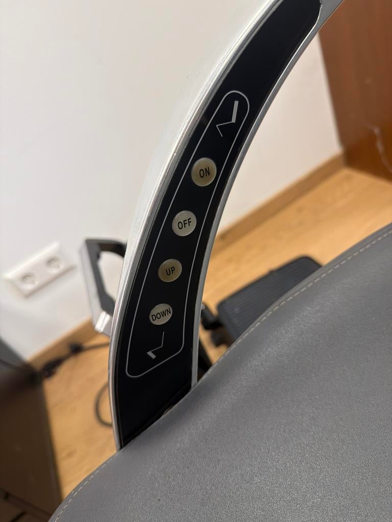 Massagestoel kappers was tafel + stoelen