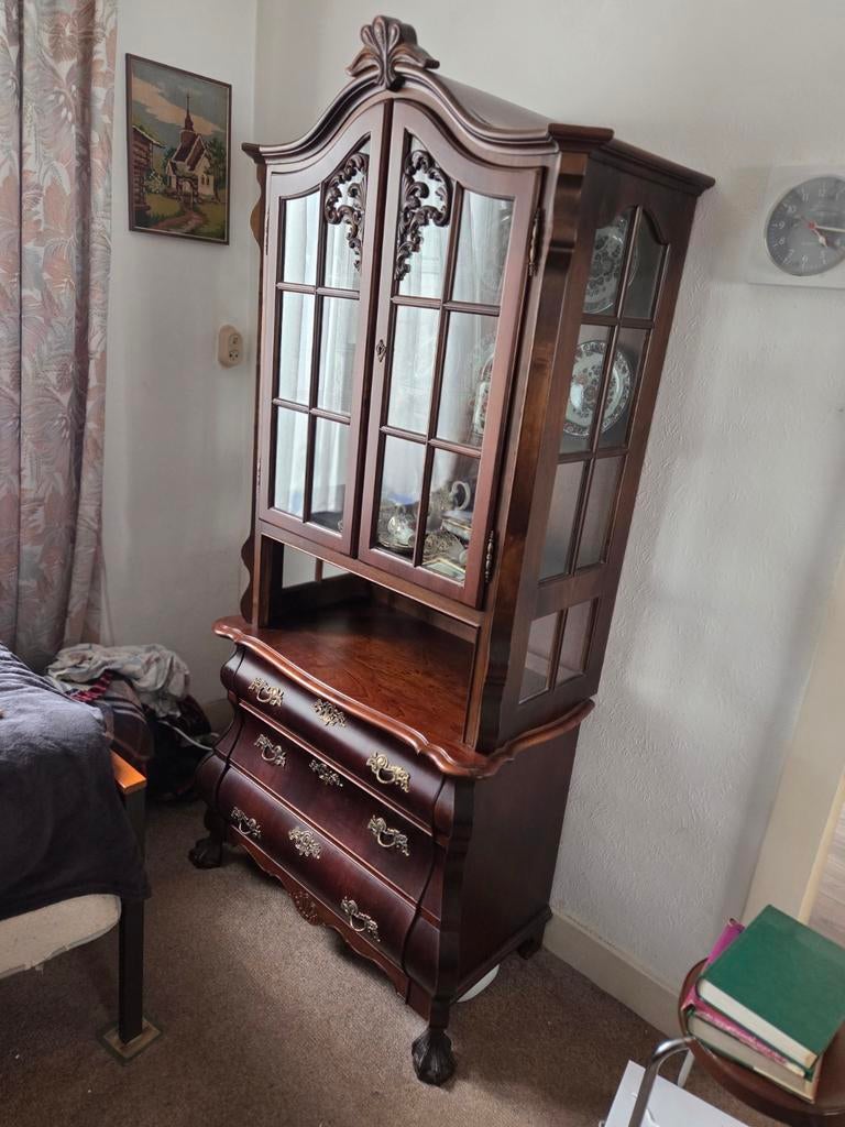 Antieke vitrinekast met lades, Ophalen