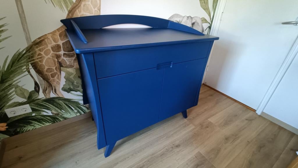 Unieke donkerblauwe commode met schuine pootjes, Ophalen, 50 tot 70 cm, Zo goed als nieuw, 75 tot 100 cm