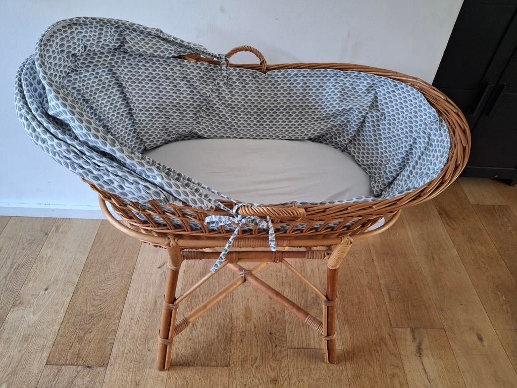 Rieten Rotan Wieg met bekleding en standaard, Ophalen, Gebruikt, Wieg