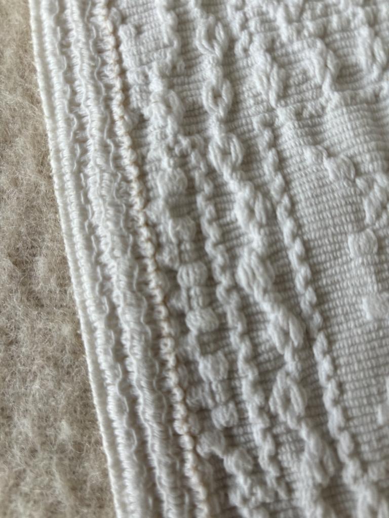 Mooie witte sprei in reliëf., Huis en Inrichting, Wit, Overige typen, Tweepersoons, Ophalen of Verzenden