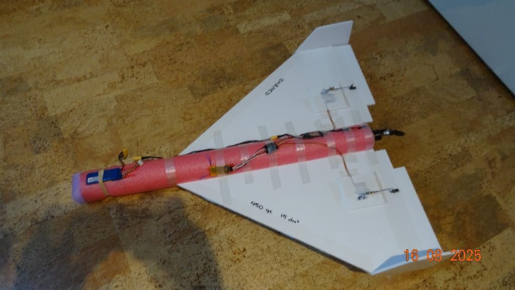 Opruiming : zelfgebouwd, eigen ontwerp, 85 cm., Hobby en Vrije tijd, Modelbouw | Radiografisch | Vliegtuigen, Ophalen, Zo goed als nieuw