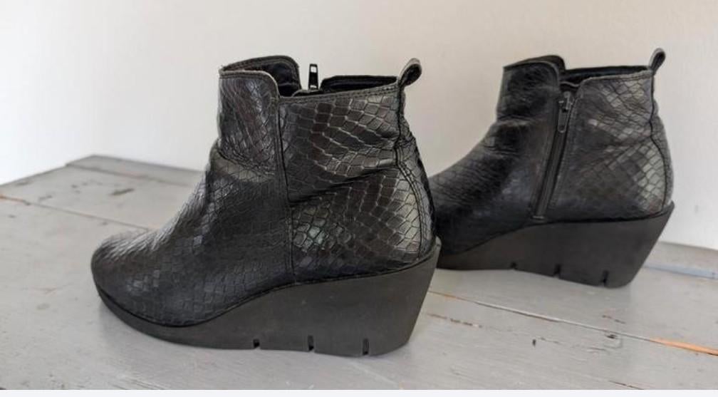 Ecco zwart leren enkellaarsjes sleehak maat 39 slangenprint, Ecco, Zwart, Lage of Enkellaarzen, Ophalen of Verzenden