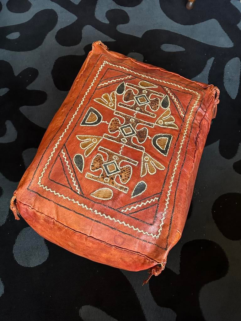 Vintage roodleren Nigeriaanse poef, Ophalen, Gebruikt, Rond, Minder dan 50 cm