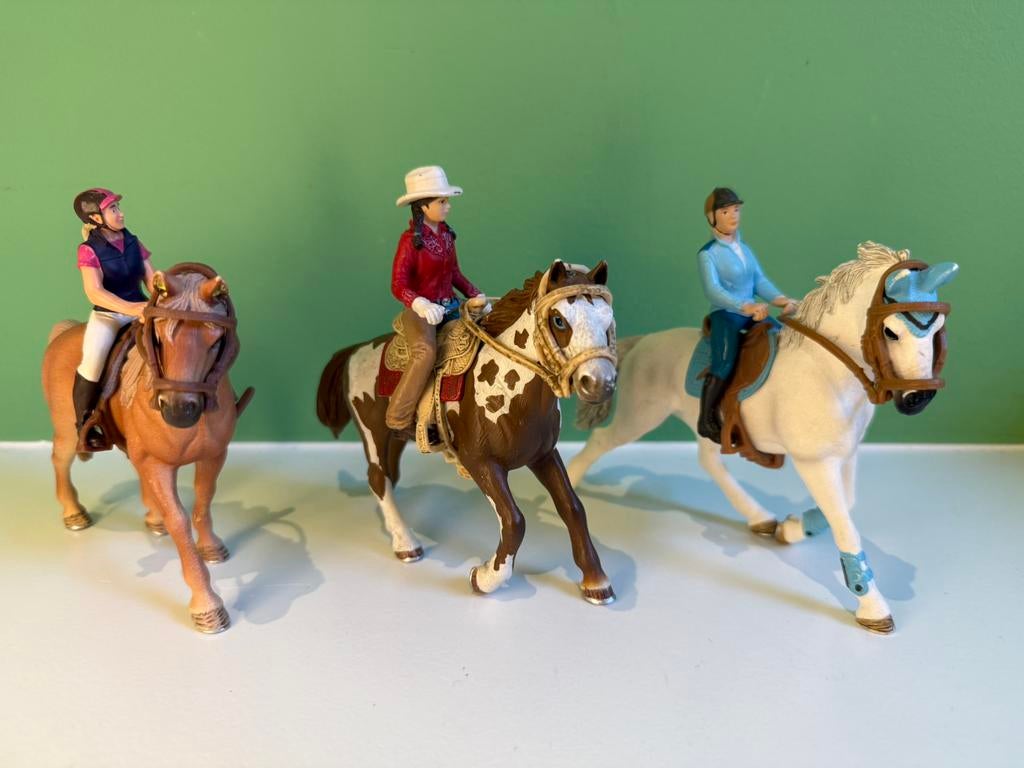 Schleich paarden met zadel en ruiters - schitterend, Verzamelen, Dierenverzamelingen, Ophalen of Verzenden, Zo goed als nieuw