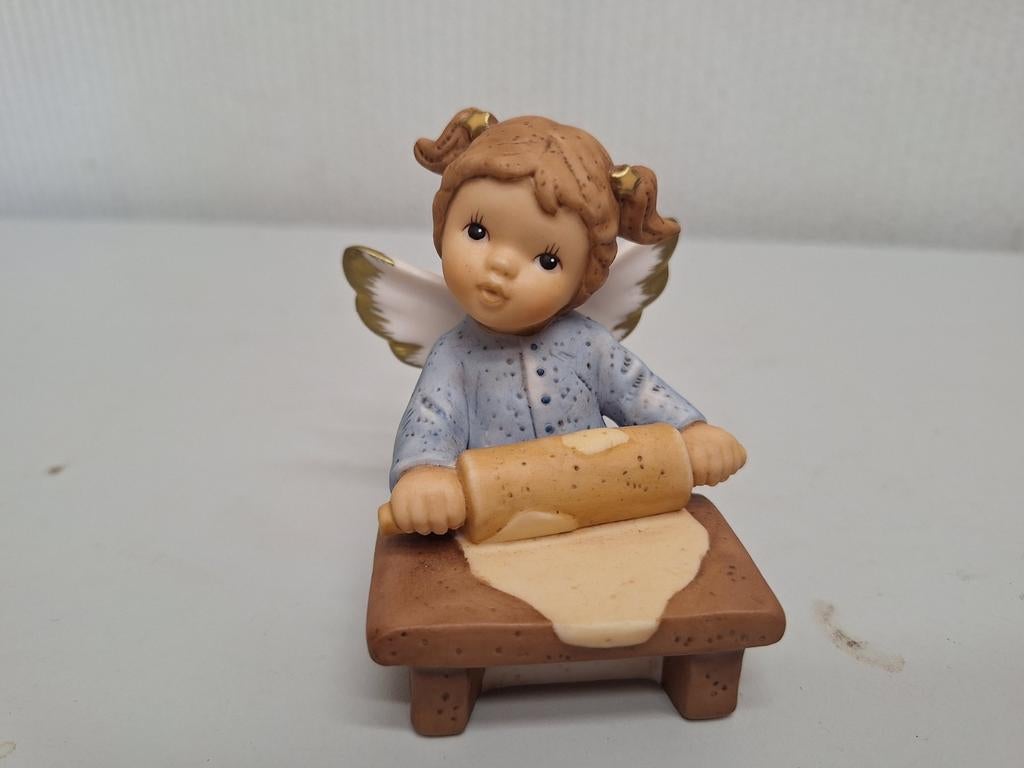 Goebel beeldje engel Limpke bakt koekjes, Verzamelen, Ophalen of Verzenden, Gebruikt, Fantasy