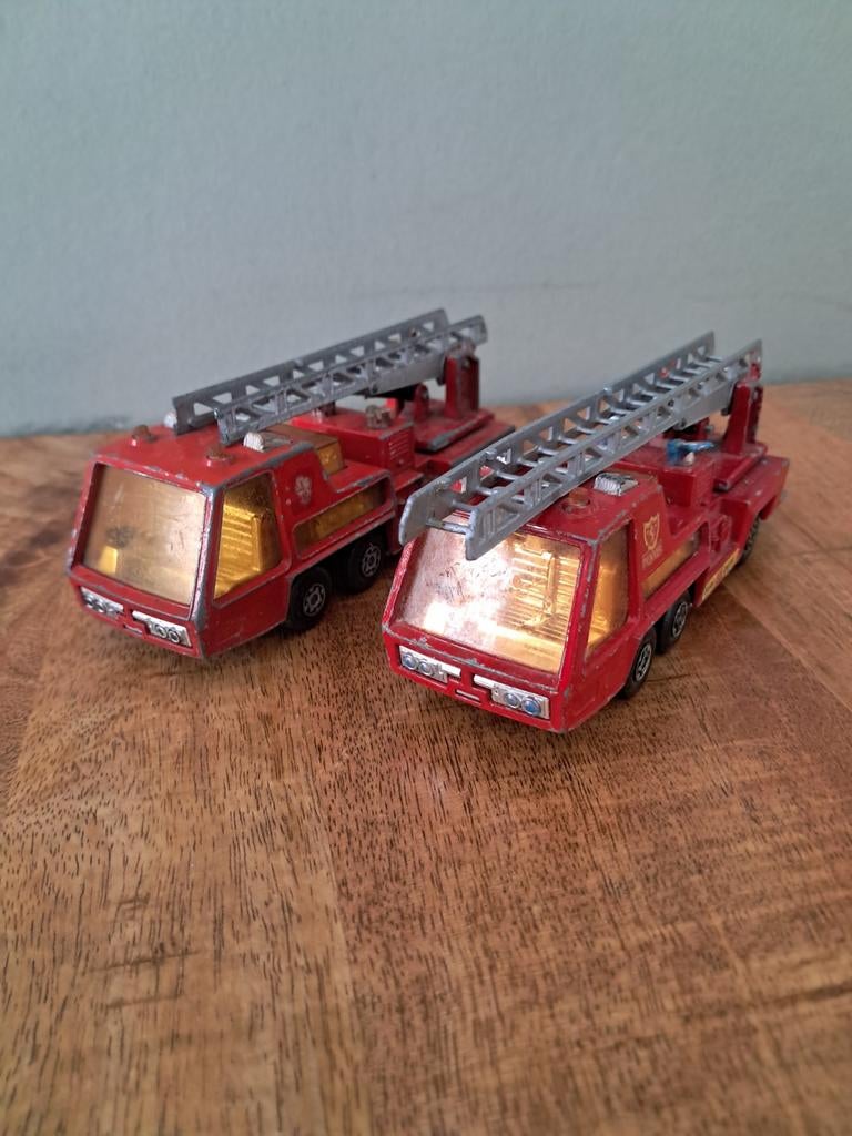 2x Matchbox brandweerwagen met ladder, Ophalen of Verzenden, Gebruikt, Auto, Overige merken