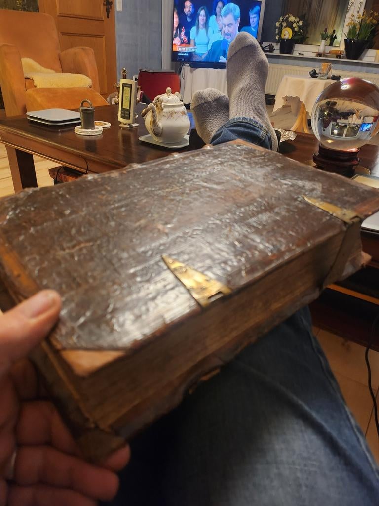 Antiek Boek met Leren Kaft en Metalen Sluitingen, Antiek en Kunst, Antiek | Boeken en Bijbels, Ophalen of Verzenden, Onbekend