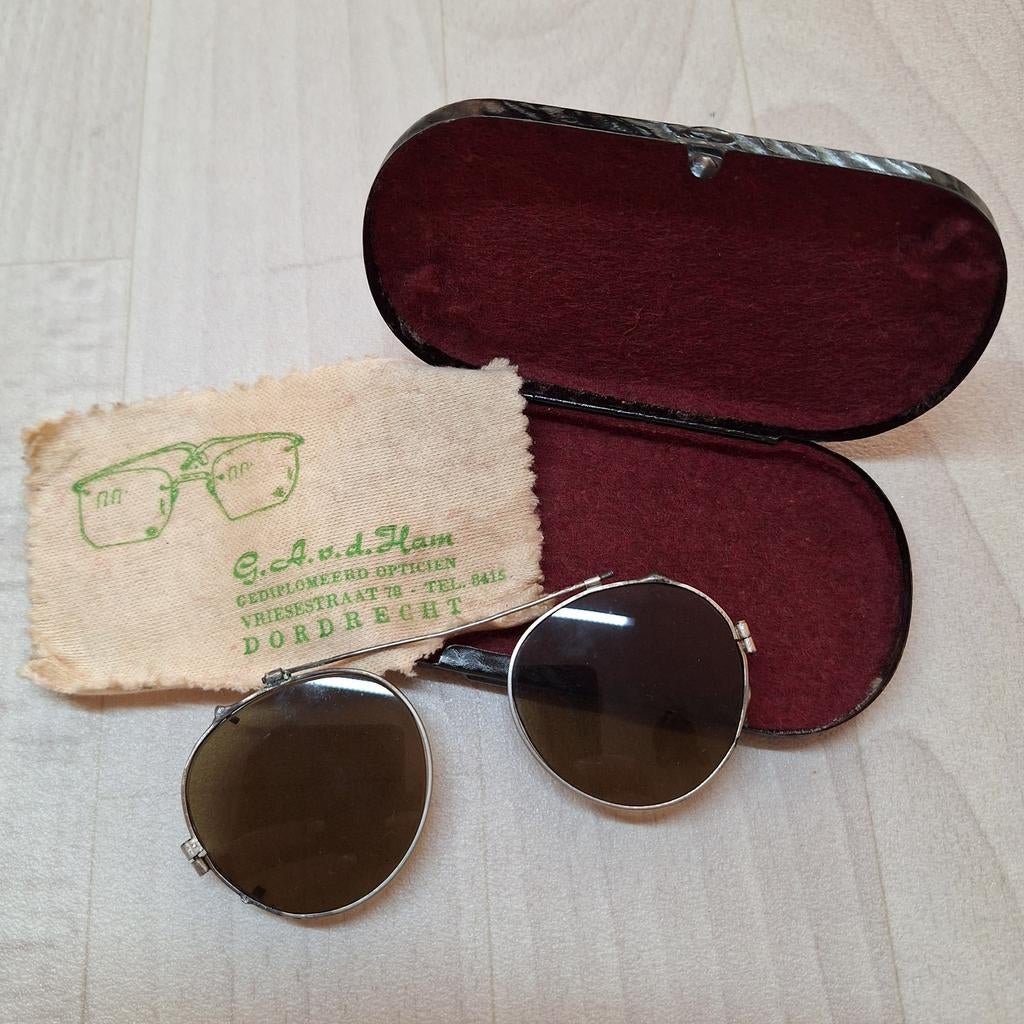 Antieke Zonnebril Clip-on met Schoonmaakdoekje en Koker, Ophalen of Verzenden