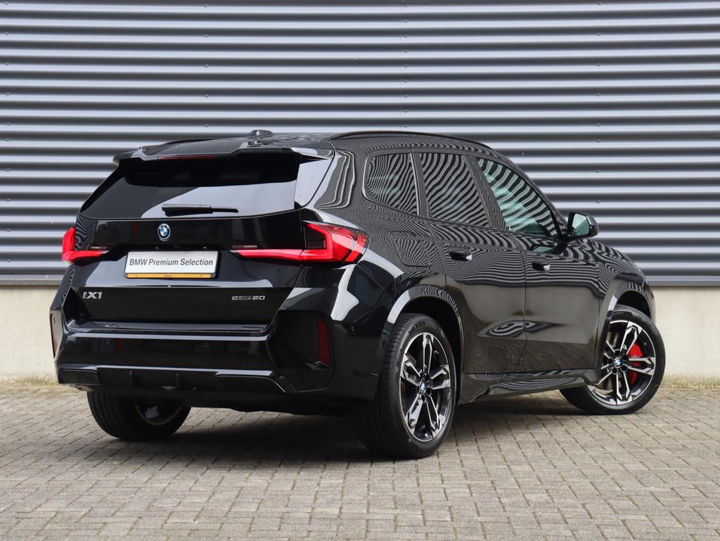 BMW iX1 eDrive20 | M Sportpakket Pro | Panodak | Head-Up | T, Zwart, 204 pk, 474 km, SUV of Terreinwagen