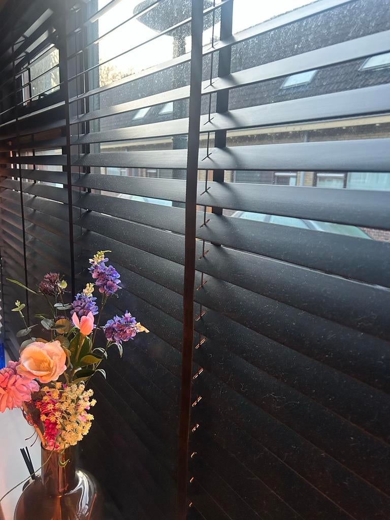 Zwart jaloezie raamwerk in zeer goede staat gordijn, Ophalen, Gebruikt, 200 cm of meer, 100 tot 150 cm