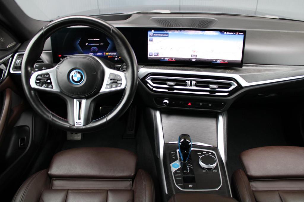 BMW I4 M50 M-sport | schuifkanteldak | adap. cruise | head-u, Gebruikt, 110 €/maand, Blauw, 1398 min