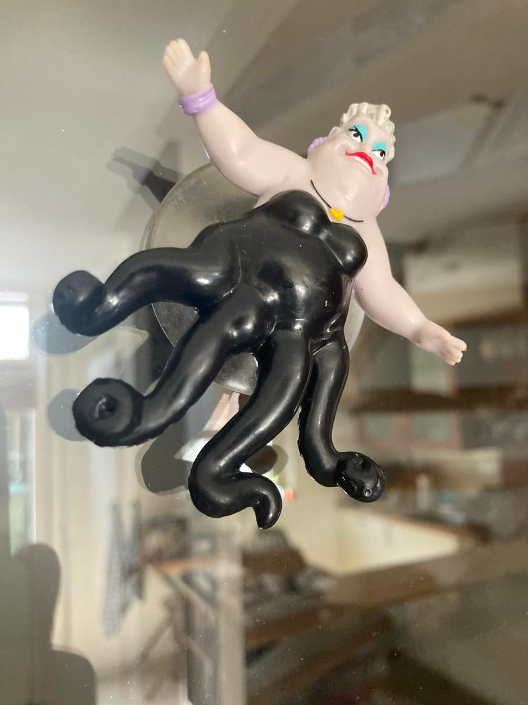 Disney Ursula De Kleine Zeemeermin Figuur met Zuignap, Ophalen of Verzenden, Pocahontas of Kl. Zeemeermin, Gebruikt, Beeldje of Figuurtje